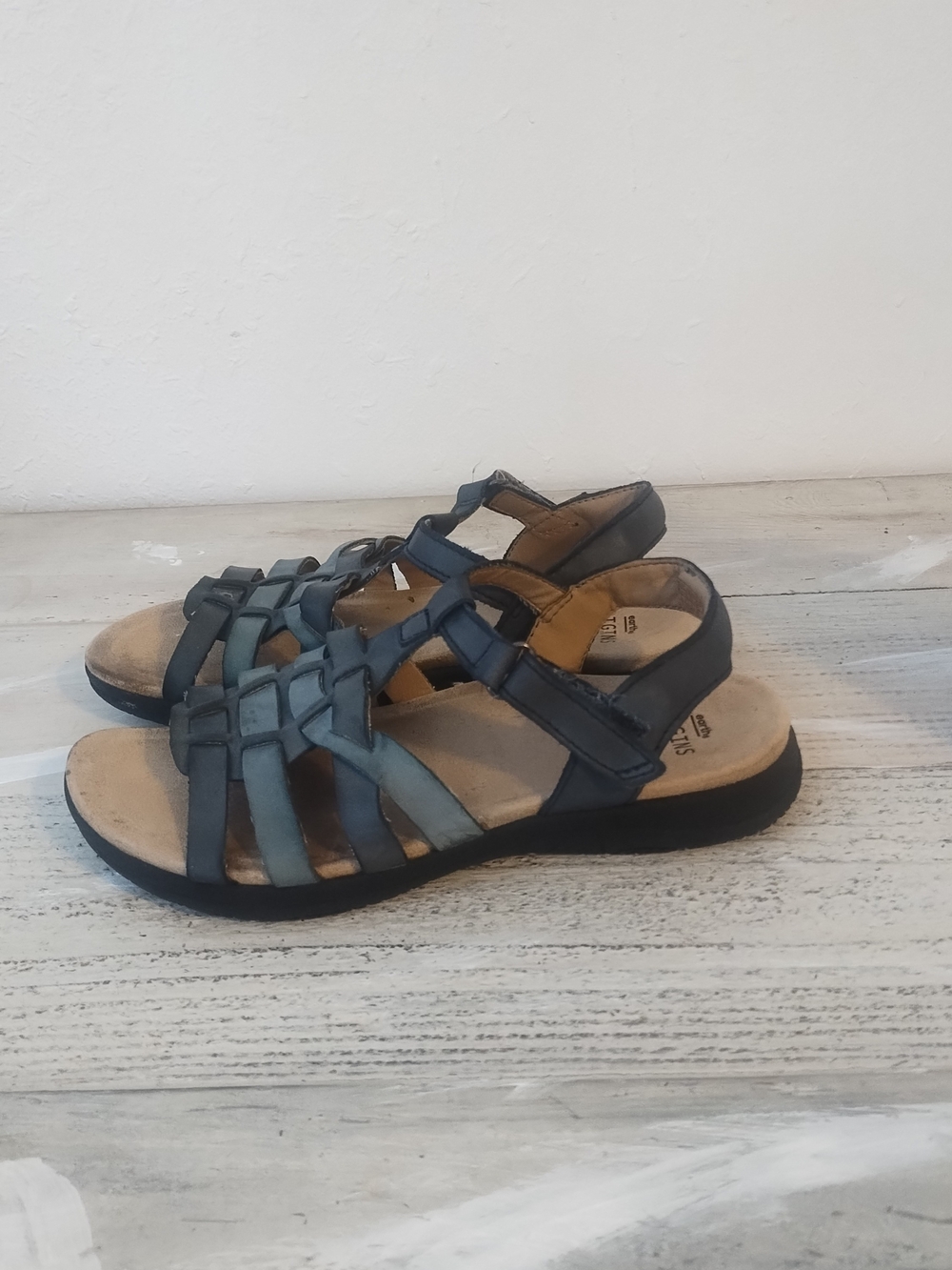 Earth Origins  Womens u.s.a size 6/UK size 4 Leather Sandals Adjustable Open Toe